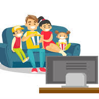 צופה בטלוויזיה עם המשפחה
